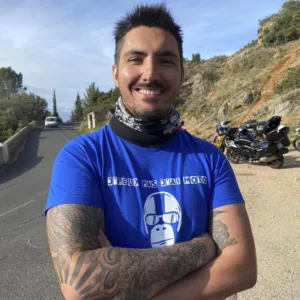 Motard en t-shirt bleu #MONKEYPRORIDER bras croisés lors d'une balade