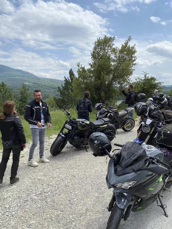 Motards en pause sur un belvédère lors d'une balade moto