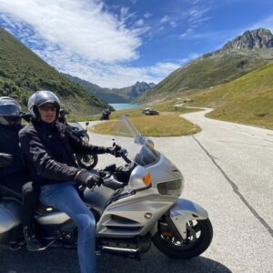 Pilote et passagère sur une Gold Wing sur une route alpine