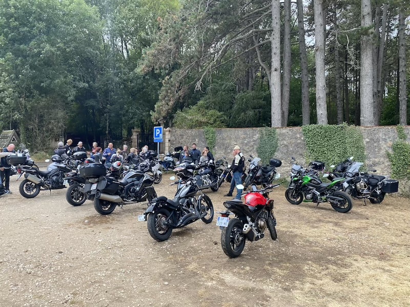 Motos de l'association #MONKEYPRORIDER garées sur une aire en sous-bois pendant une pause de balade
