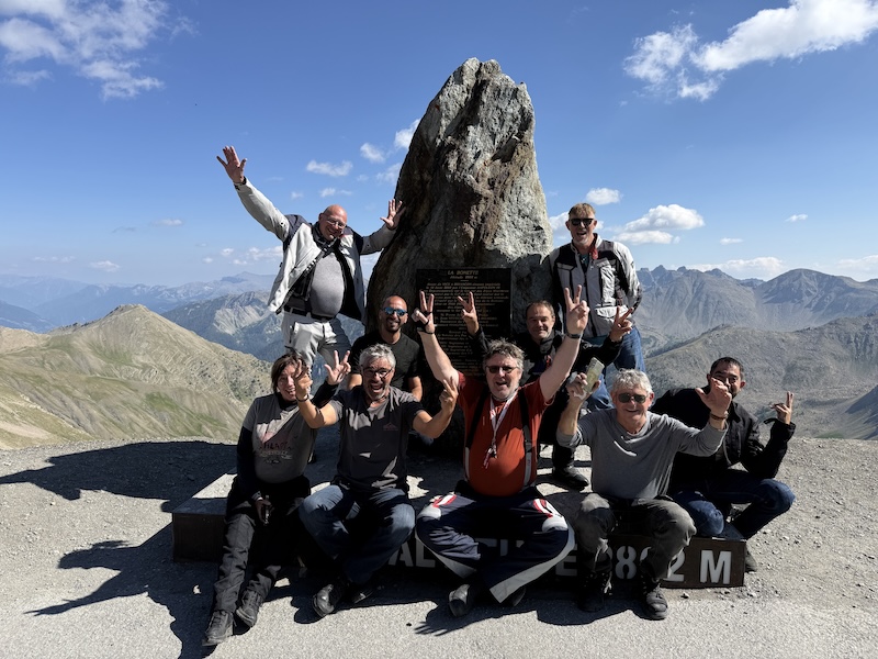 Grand rassemblement des membres de l’association #MONKEYPRORIDER posant devant leurs motos