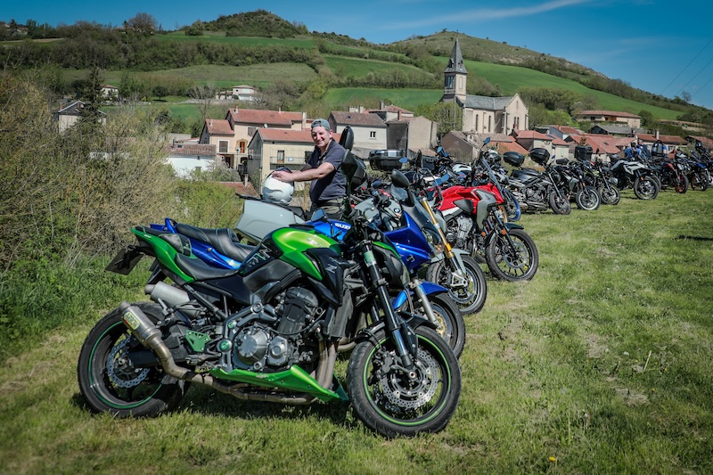 Motos garées à l’entrée d’un village de campagne pendant une sortie moto